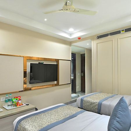 Hotel Sapphire House - 3 Mins Walk From Metro And 5 Mins From Rail Station New Delhi Exterior photo