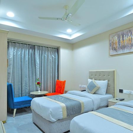 Hotel Sapphire House - 3 Mins Walk From Metro And 5 Mins From Rail Station New Delhi Exterior photo