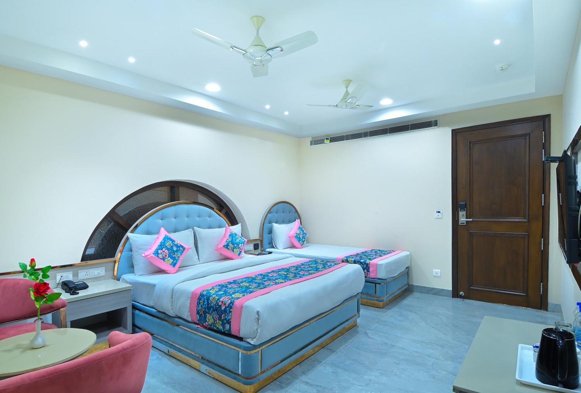 Hotel Sapphire House - 3 Mins Walk From Metro And 5 Mins From Rail Station New Delhi Exterior photo