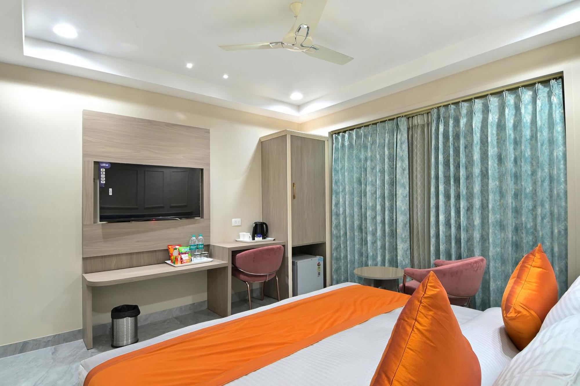 Hotel Sapphire House - 3 Mins Walk From Metro And 5 Mins From Rail Station New Delhi Exterior photo