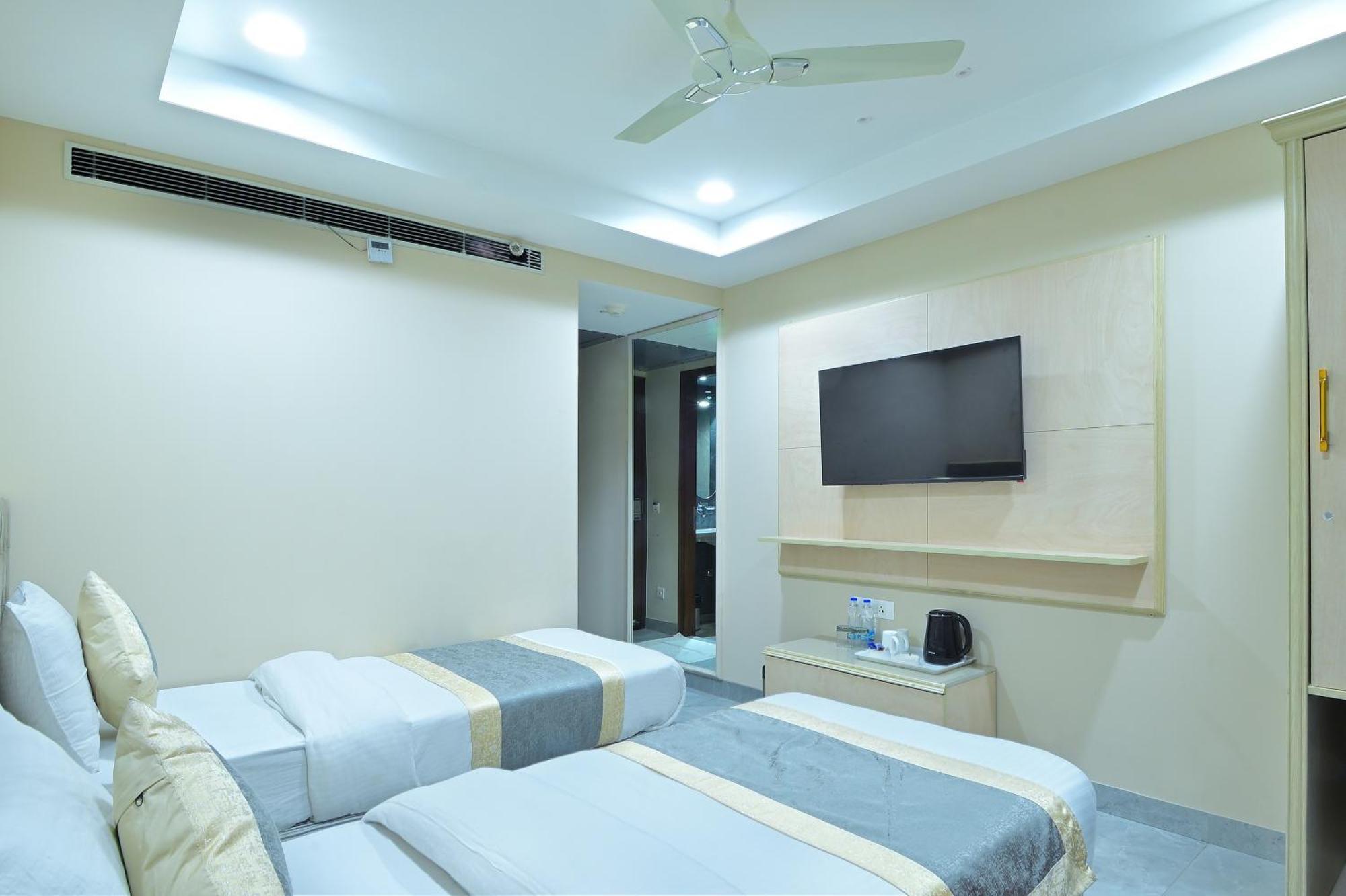 Hotel Sapphire House - 3 Mins Walk From Metro And 5 Mins From Rail Station New Delhi Exterior photo