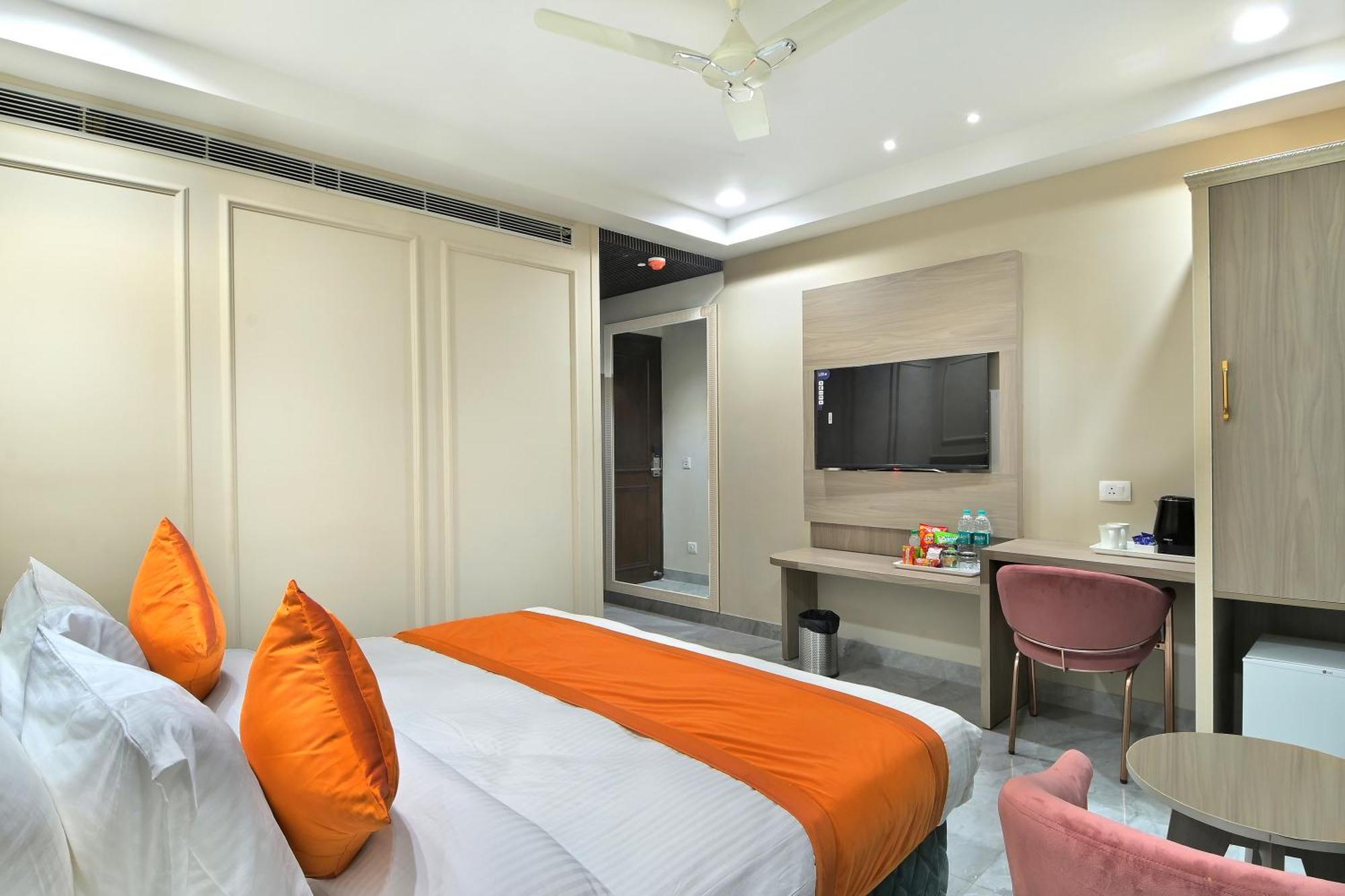 Hotel Sapphire House - 3 Mins Walk From Metro And 5 Mins From Rail Station New Delhi Exterior photo