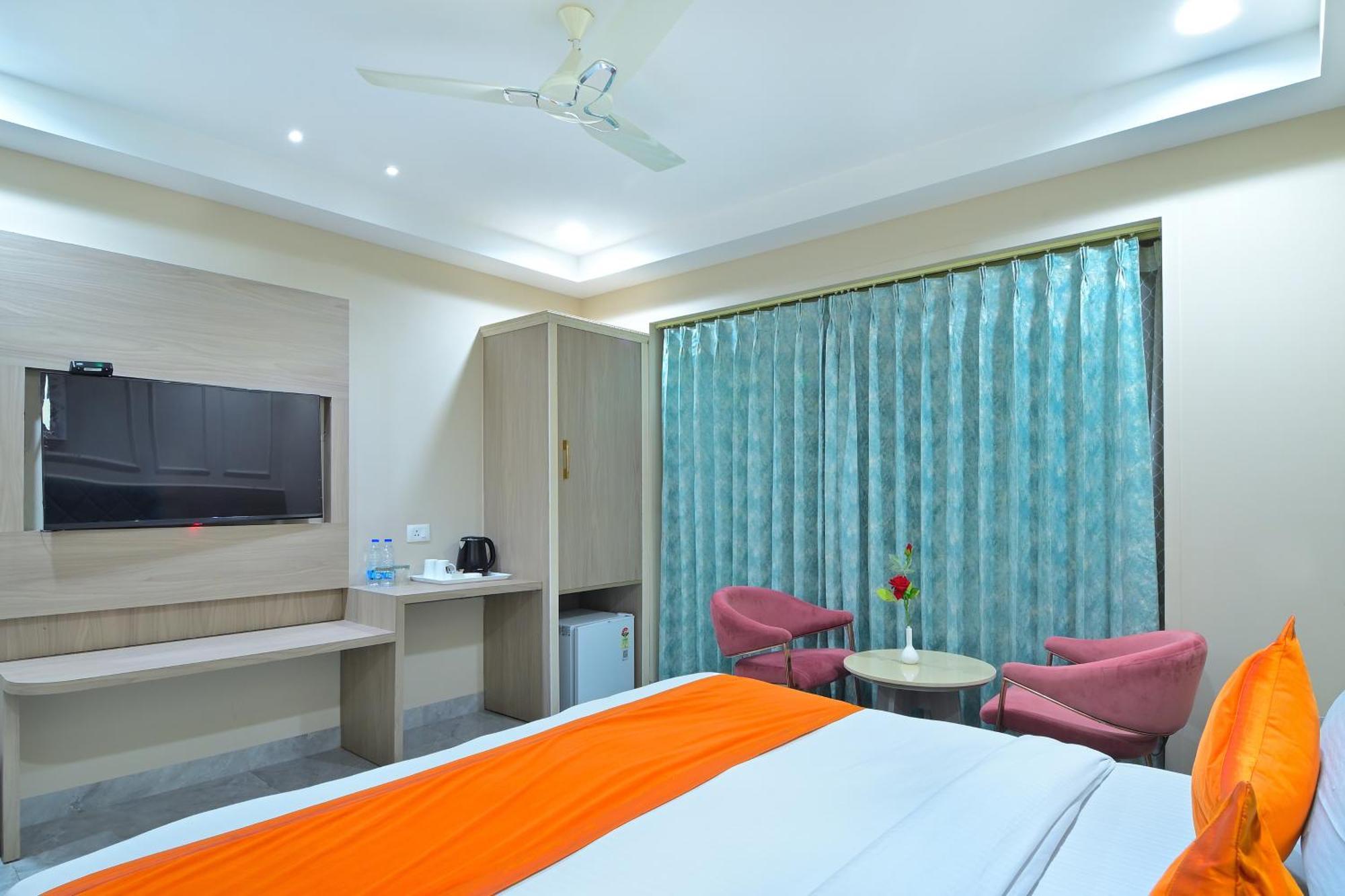 Hotel Sapphire House - 3 Mins Walk From Metro And 5 Mins From Rail Station New Delhi Exterior photo