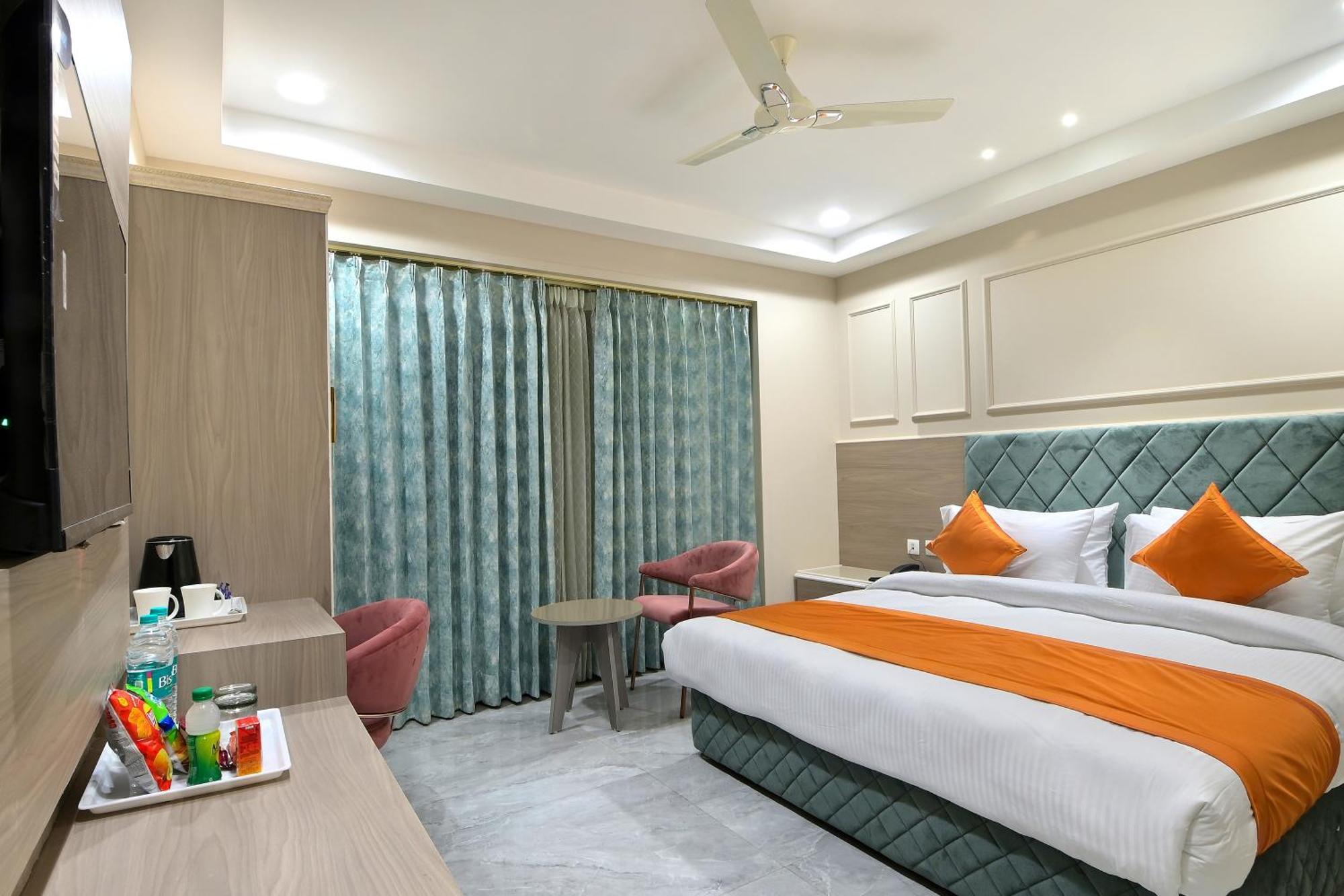 Hotel Sapphire House - 3 Mins Walk From Metro And 5 Mins From Rail Station New Delhi Exterior photo