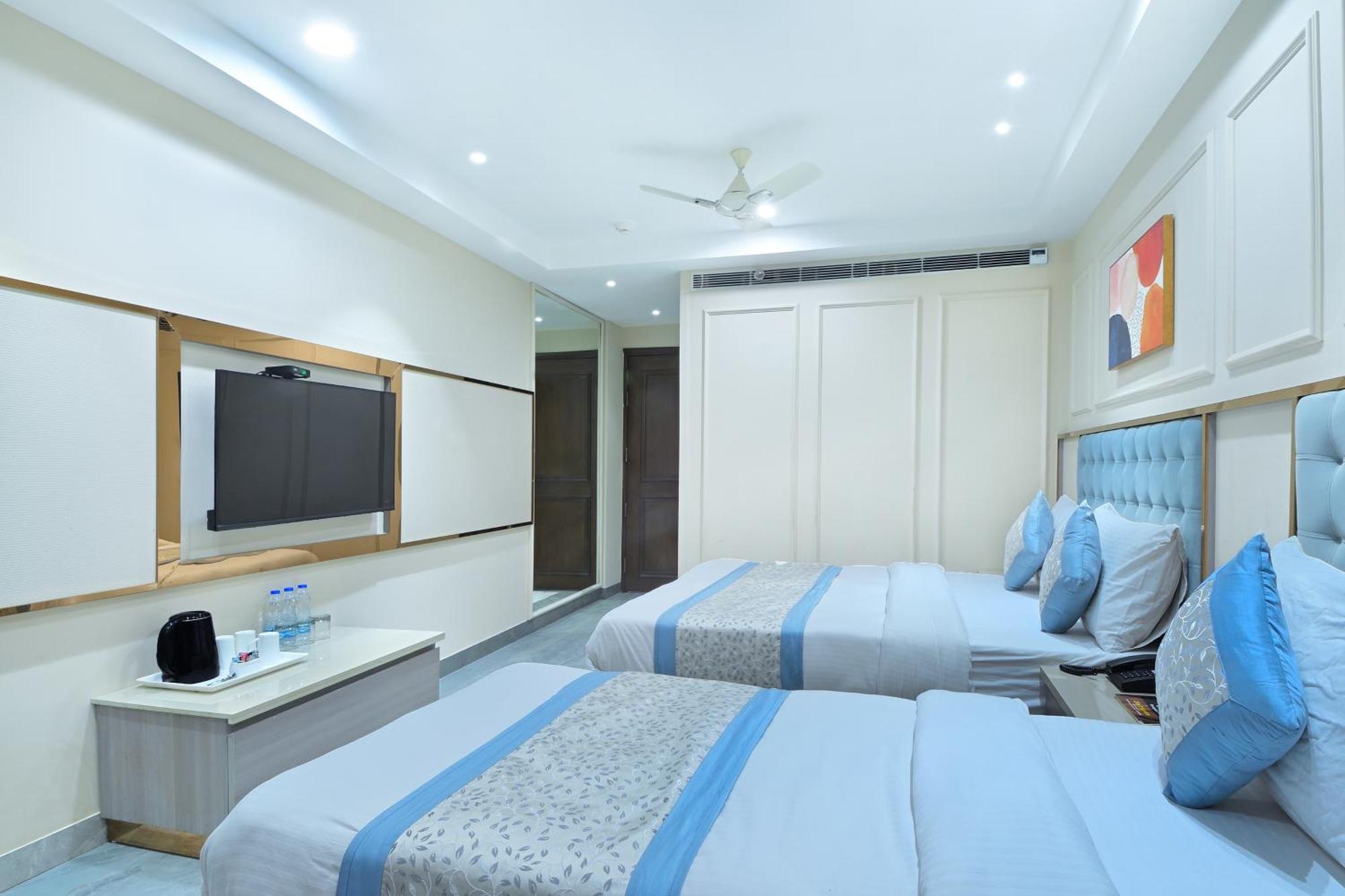 Hotel Sapphire House - 3 Mins Walk From Metro And 5 Mins From Rail Station New Delhi Exterior photo