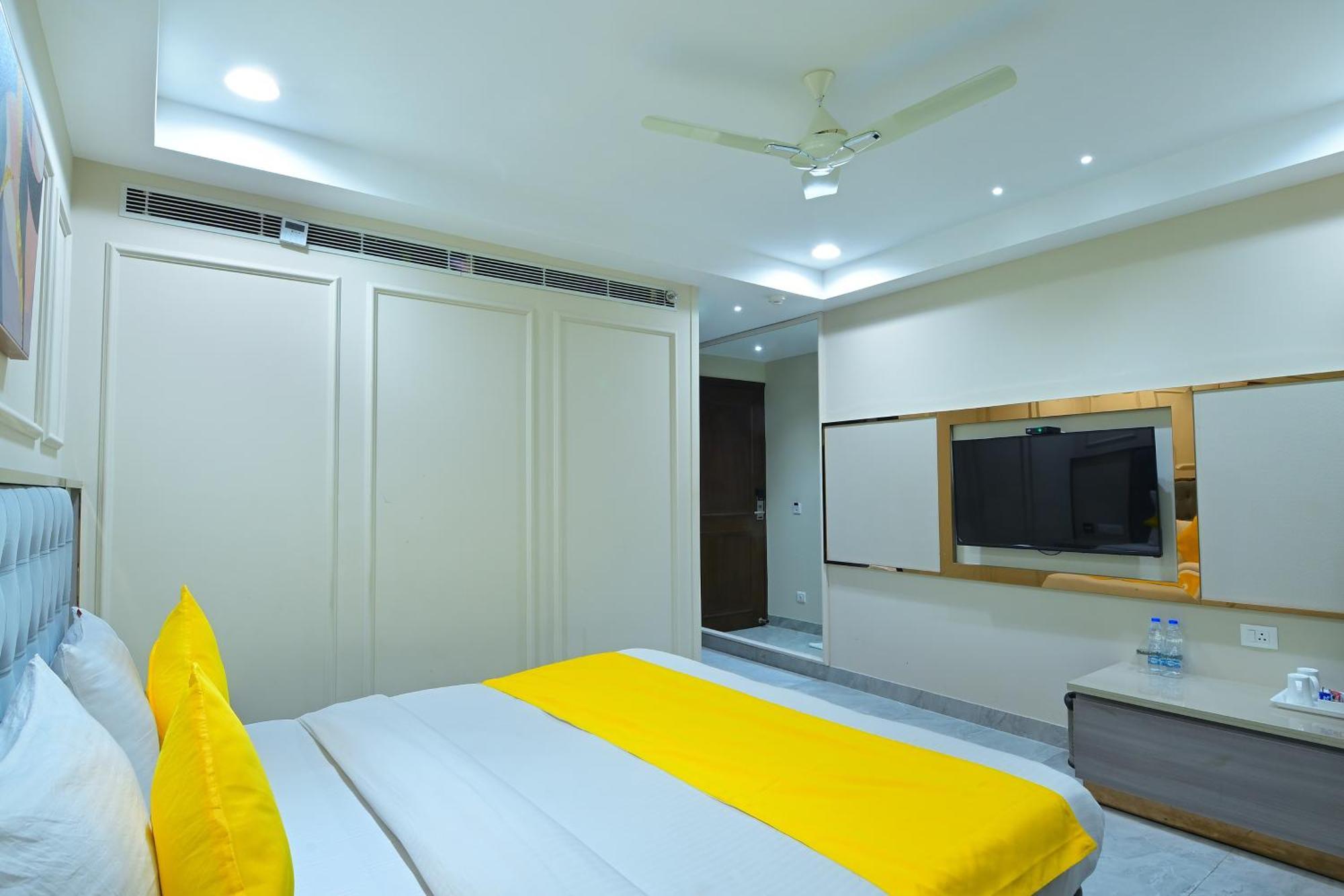 Hotel Sapphire House - 3 Mins Walk From Metro And 5 Mins From Rail Station New Delhi Exterior photo