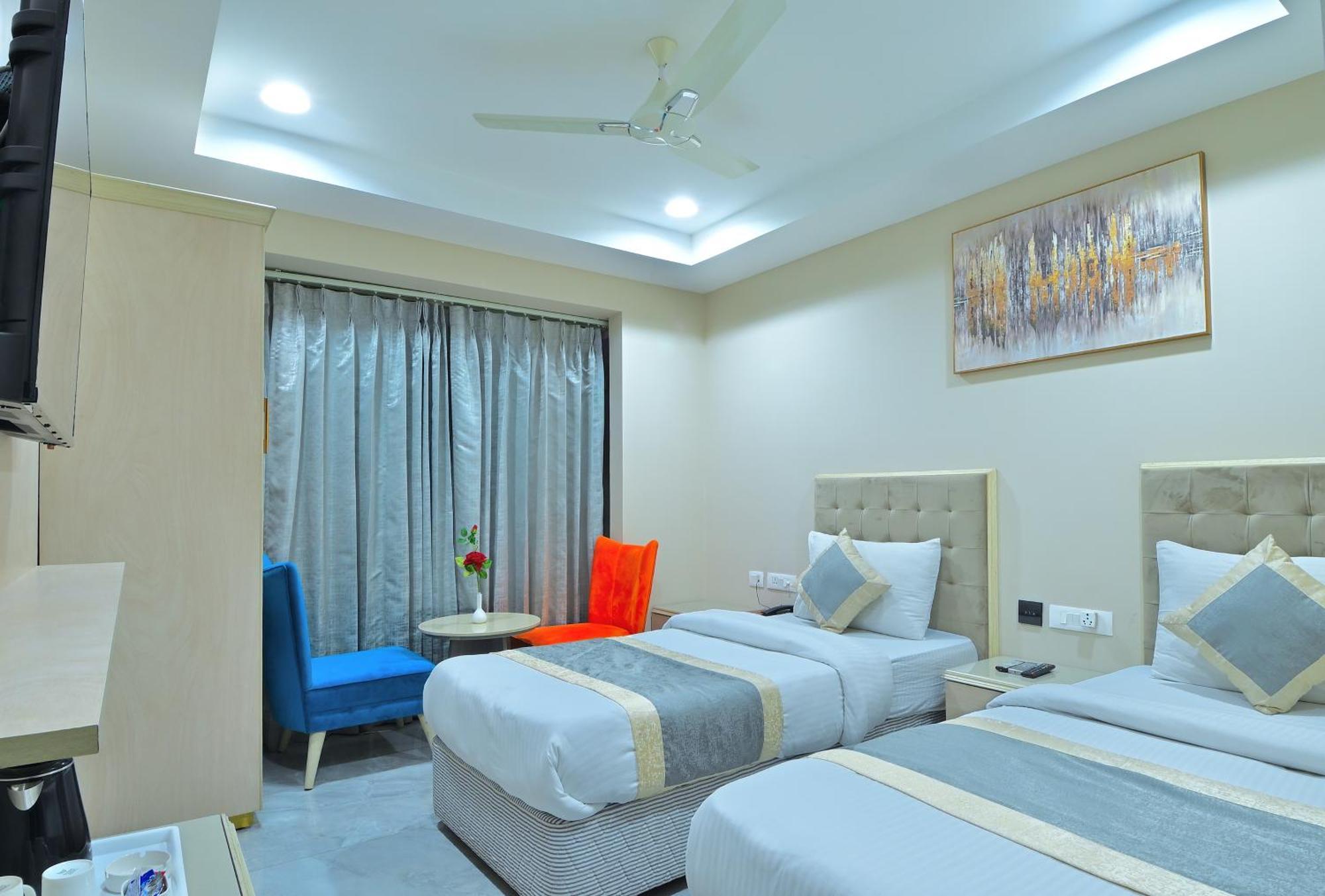 Hotel Sapphire House - 3 Mins Walk From Metro And 5 Mins From Rail Station New Delhi Exterior photo