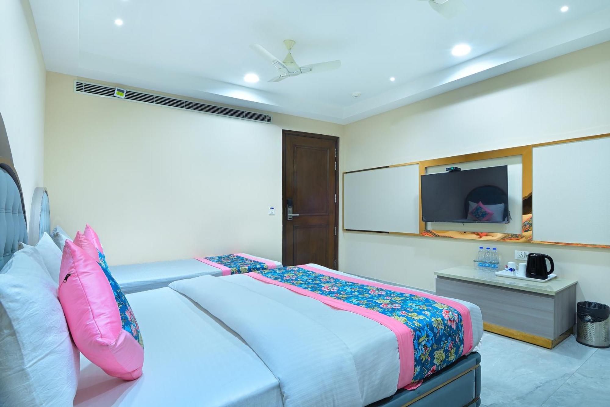 Hotel Sapphire House - 3 Mins Walk From Metro And 5 Mins From Rail Station New Delhi Exterior photo