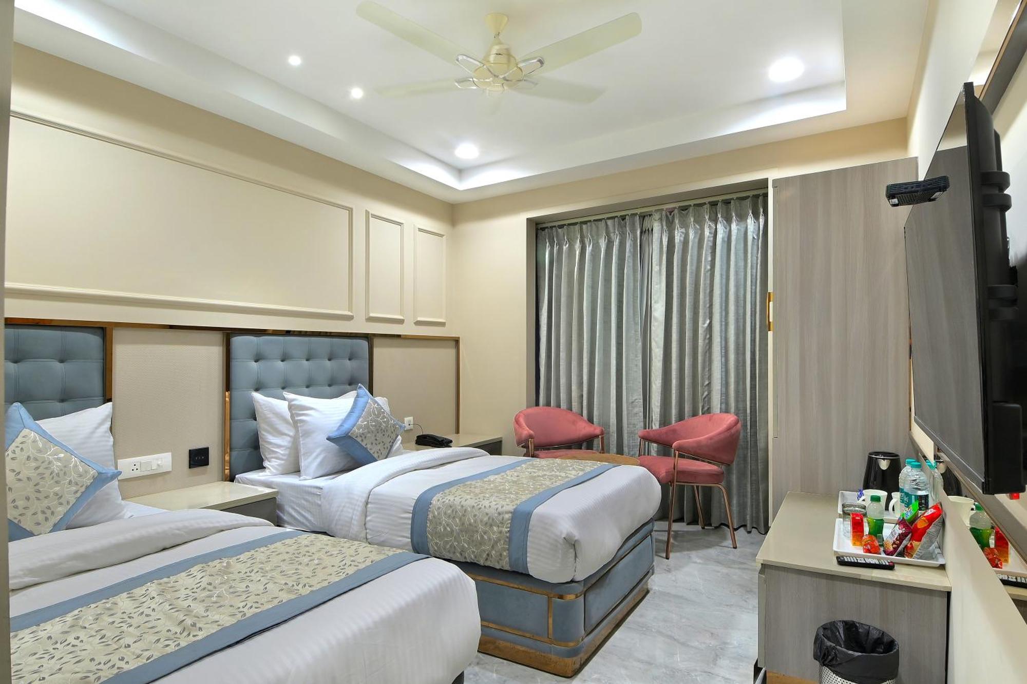 Hotel Sapphire House - 3 Mins Walk From Metro And 5 Mins From Rail Station New Delhi Exterior photo