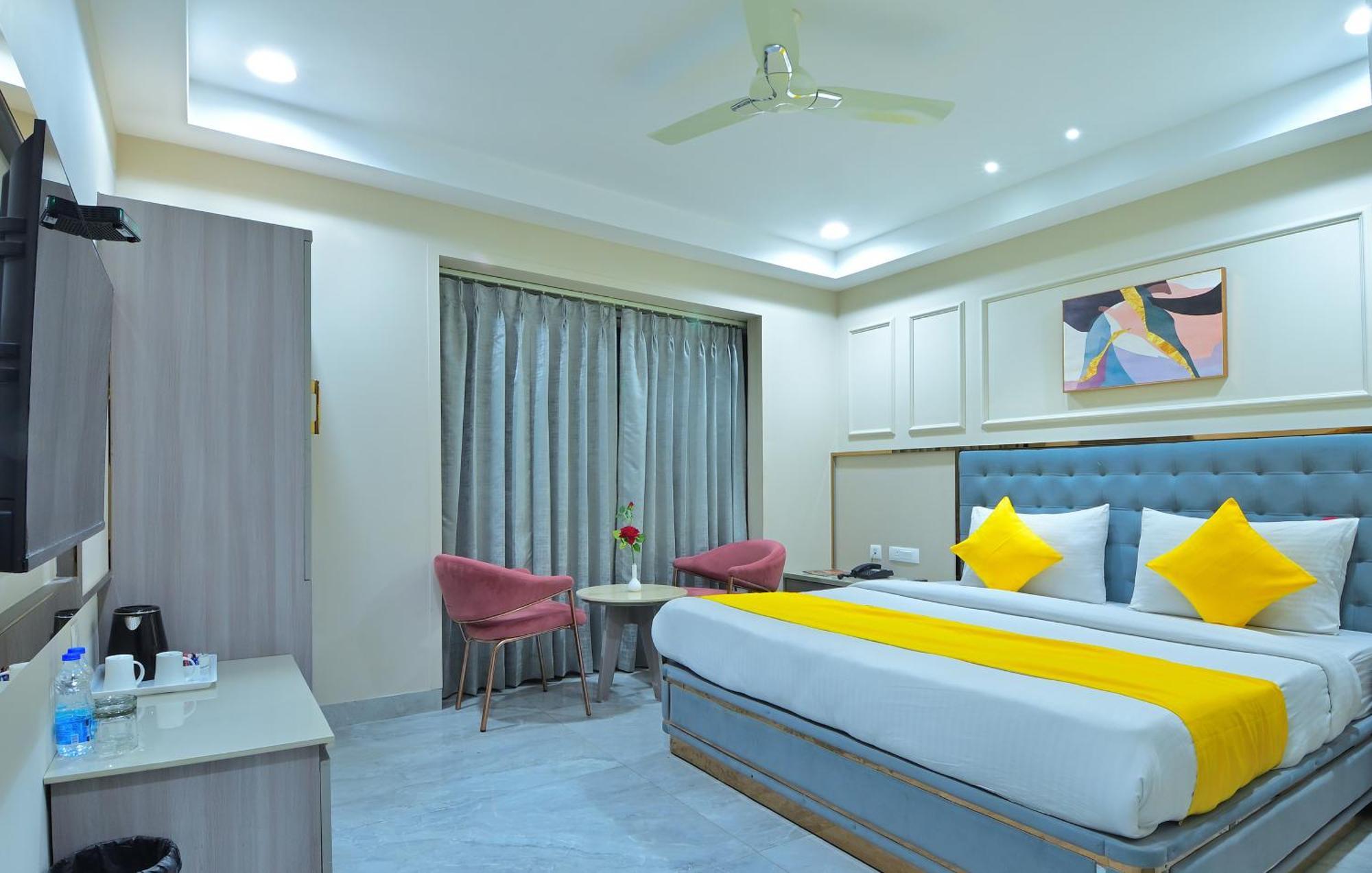 Hotel Sapphire House - 3 Mins Walk From Metro And 5 Mins From Rail Station New Delhi Exterior photo