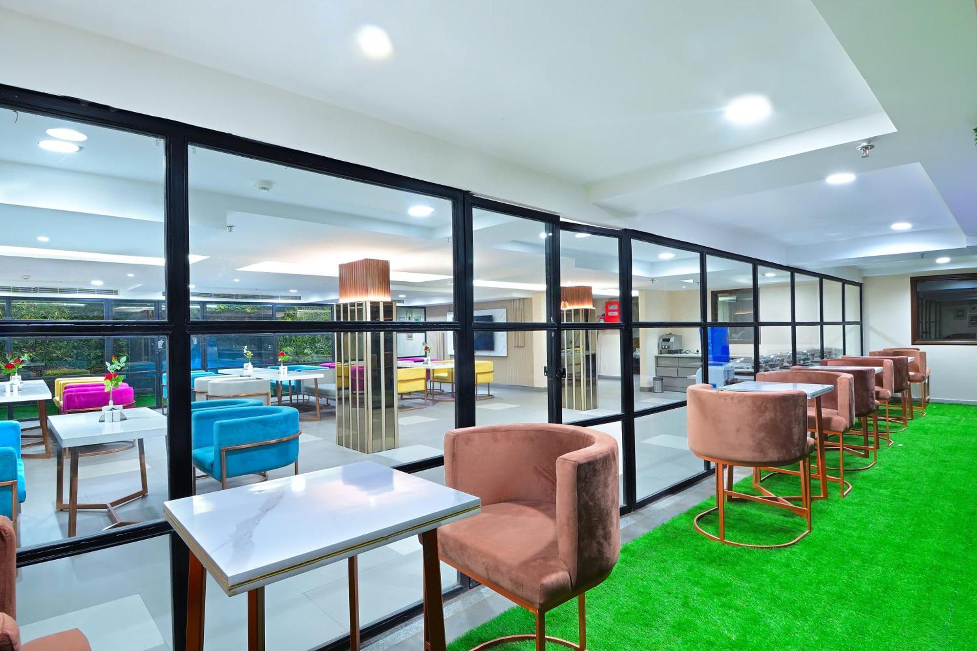 Hotel Sapphire House - 3 Mins Walk From Metro And 5 Mins From Rail Station New Delhi Exterior photo